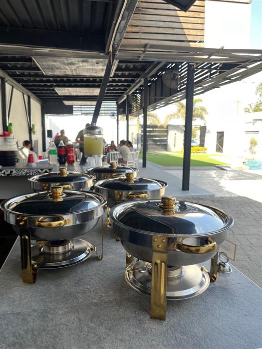 Servicio de buffet en el área techada