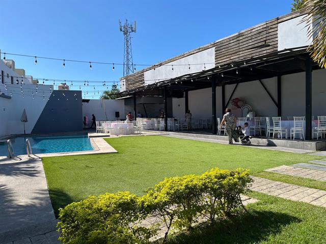 Jardín y alberca de día